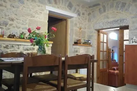 Isida's Traditional Stone House With Inside Yard Dom wakacyjny Exokhórion