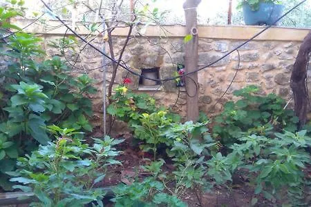 Dom wakacyjny Isida's Traditional Stone House With Inside Yard