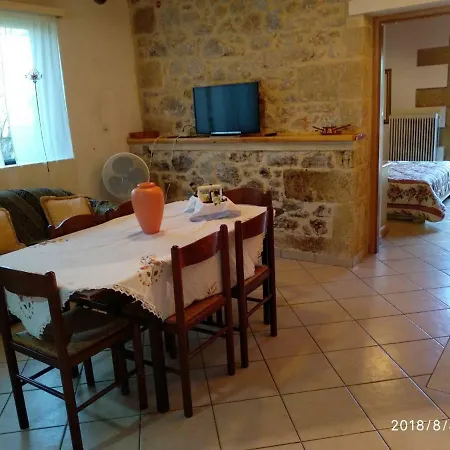 Dom wakacyjny Isida's Traditional Stone House With Inside Yard