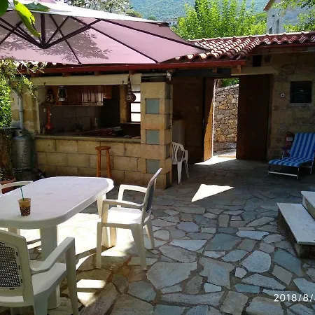 Isida's Traditional Stone House With Inside Yard Hébergement de vacances