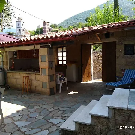 Hébergement de vacances Isida's Traditional Stone House With Inside Yard Exokhórion