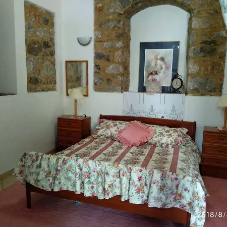Isida's Traditional Stone House With Inside Yard Hébergement de vacances *
