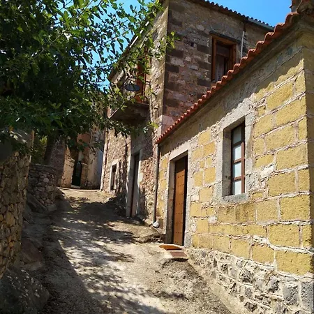 Dom wakacyjny Isida's Traditional Stone House With Inside Yard Exokhórion